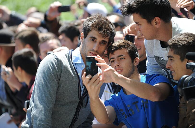 Zeit für ein Foto ist doch immer: Javi Martinez lässt sich vo einem Fan fotografieren.
