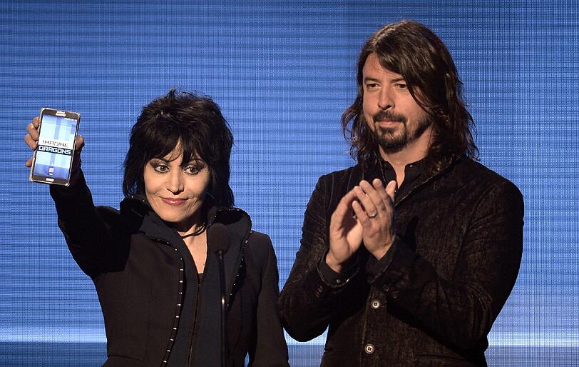 Die Musiker Joan Jett and Dave Grohl bei den American Music Awards 2013 in Los Angeles.