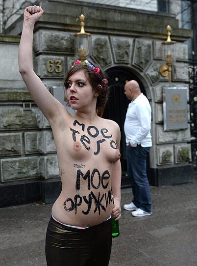 Protest vor der russischen Botschaft in Berlin: Femen-Aktivistinnen demonstrieren zum Auftakt in Sotschi gegen die "Gulag-Spiele".