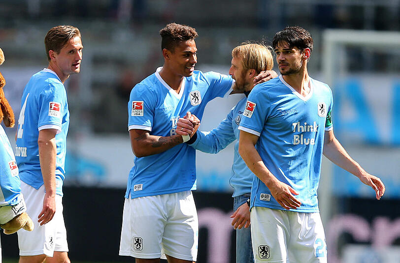 Emotionaler Sieg: Trainer Bierofka freut sich mit Torschütze Rubin Okotie.