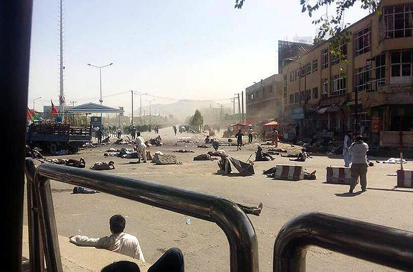 Schreckliche Bilder aus Kabul: Bei einer Demonstration kommt es zu mehreren Explosionen. 61 Menschen werden getötet, 207 sind schwer verletzt. Foto: HEDAYATULLAH AMID