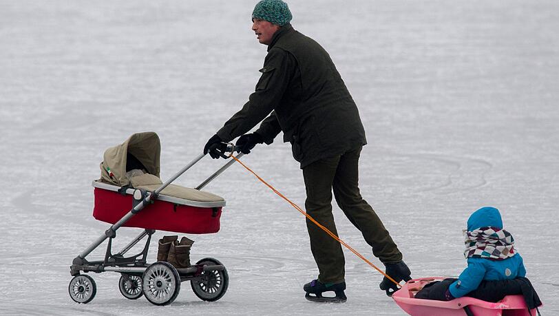 Drei auf einen Streich: Ein Schlittschuhfahrer samt Kinderwagen und Tochter auf dem Bob auf dem zugefrorenen Wörthsee bei Steinebach. Bald ist's aber vorbei mit dem Winterspaß. Drei auf einen Streich: Ein Schlittschuhfahrer samt Kinderwagen und Tochter auf dem Bob auf dem zugefrorenen Wörthsee bei Steinebach. Bald ist's aber vorbei mit dem Winterspaß.