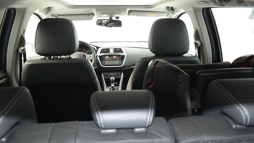Der Innenraum des SX4 S-Cross bietet genug Kopf-, Schulter- und Beinfreiheit für vier ausgewachsene Passagiere.