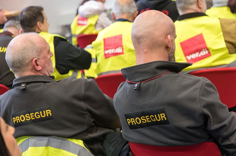 Geldtransport-Mitarbeiter nehmen am Vormittag mit Plakaten an einer Demonstration in München teil. In mehreren Orten Bayerns sind Beschäftigte der Geld- und Wert-Branche nach einer Aufruf der Gewerkschaft ver.di in den Warnstreik getreten.