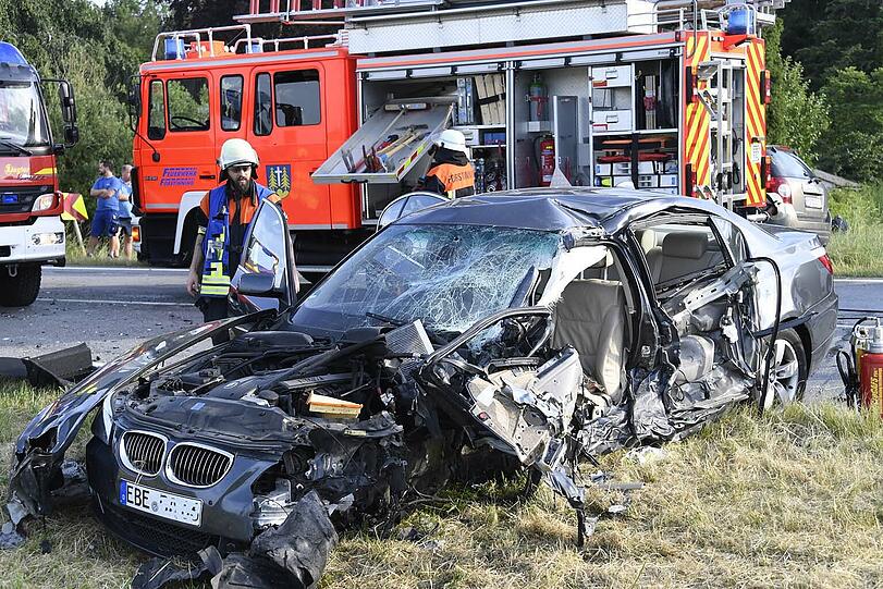 Für Unfallaufnahme und Bergungsarbeiten musste die B12 für mehrere Stunden zwischen Hohenlinden und Forstinning gesperrt werden.