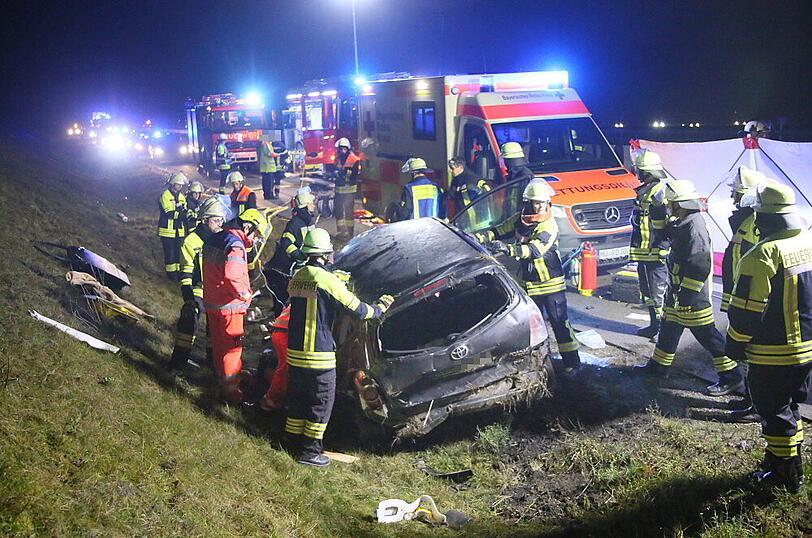 Ein Toyota-Fahrer ist nach einem Überholmanöver mit voller Wucht auf einen Fiat aufgefahren - drei Menschen wurden verletzt.