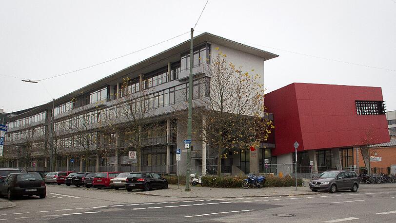 Unter dem roten Quader ist der Haupteingang zum Campus Lothstraße der Hochschule für angewandte Wissenschaften. Unter dem roten Quader ist der Haupteingang zum Campus Lothstraße der Hochschule für angewandte Wissenschaften.