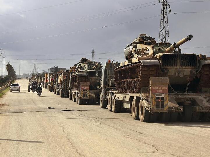 Ein türkischer Militärkonvoi fährt über eine Straße im syrischen Binnish.