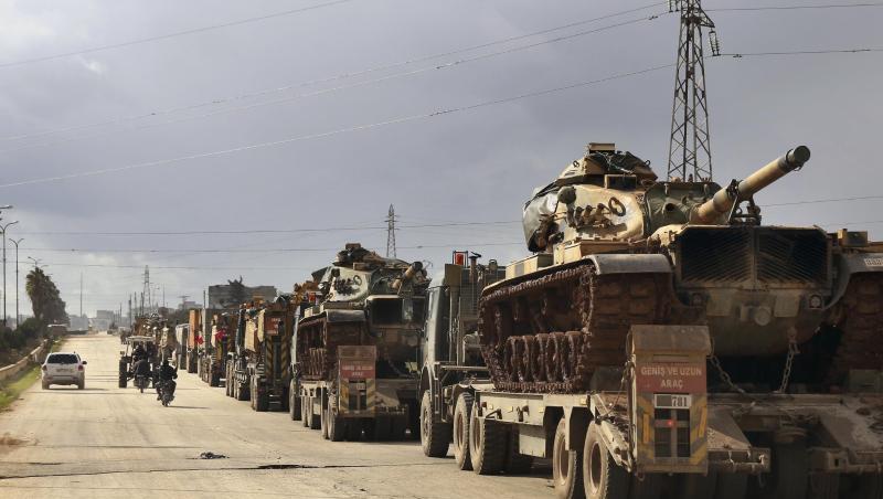 Ein türkischer Militärkonvoi fährt über eine Straße im syrischen Binnish. Ein türkischer Militärkonvoi fährt über eine Straße im syrischen Binnish.