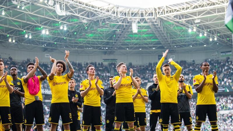 Die BVB-Profis verabschieden sich als Vize-Meister von ihnren Fans in Gladbach. Die BVB-Profis verabschieden sich als Vize-Meister von ihnren Fans in Gladbach.