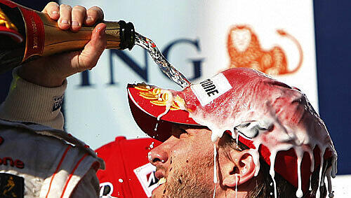 Champagner-Dusche: Nick Heidfeld feiert seinen zweiten Platz in Melbourne