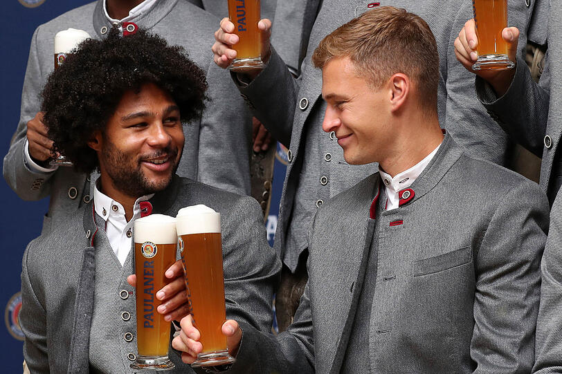 Die besten Freunde Serge Gnabry (l.) und Joshua Kimmich – mit ihrem Weißbier.