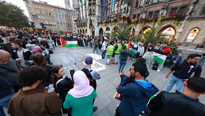 "Solidarität mit Palästina"-Kundgebung am Marienplatz. "Solidarität mit Palästina"-Kundgebung am Marienplatz.