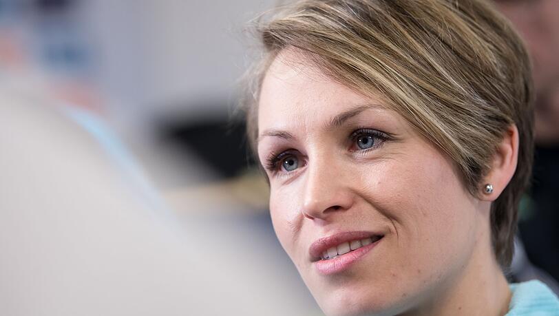Die ehemalige Biathletin Magdalena Neuner spricht während einer Pressekonferenz.