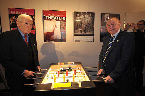 Keeper-Legenden unter sich: Bert Trautmann (li.) am Kicker mit Nürnbergs Glasgow-Veteran Gerry Neef.