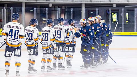 Wiedersehen mit emotionalen Momenten: Tobias Rieder (Nummer acht) sagt beim Red Bulls Salute nachträglich seinen Meister-Teamkollegen Servus - und spielt sich mit dem EHC ein.