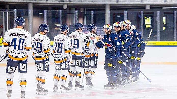Wiedersehen mit emotionalen Momenten: Tobias Rieder (Nummer acht) sagt beim Red Bulls Salute nachträglich seinen Meister-Teamkollegen Servus - und spielt sich mit dem EHC ein.