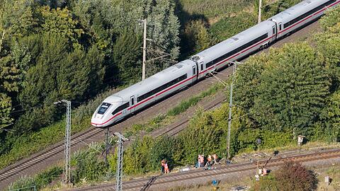 Die Ermittlungen zu der mutmaßlich vorsätzlichen Brandstiftung an einem Sicherungskasten eines Stellwerks in Lehrte bei Hannover dauern an.