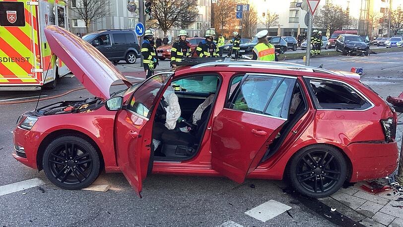 Ein vier Jahre altes Kind musste noch an der Unfallstelle reanimiert werde, trotz aller Bemühungen verstarb das Kind später im Krankenhaus.