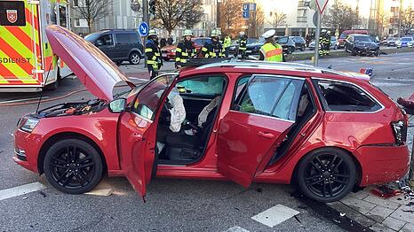 Ein vier Jahre altes Kind musste noch an der Unfallstelle reanimiert werden, trotz aller Bemühungen verstarb das Kind später im Krankenhaus.