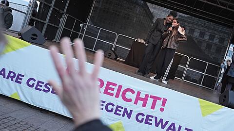 &Uuml;berraschend nahm die Schauspielerin und Moderatorin Collien Fernandes doch an der Kundgebung auf dem Rathausmarkt in Hamburg teil. (Archivfoto)