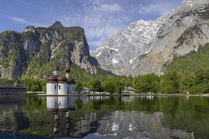 Blick auf St. Bartholomä im Königssee, ein ikonisches Fotomotiv. Blick auf St. Bartholomä im Königssee, ein ikonisches Fotomotiv.