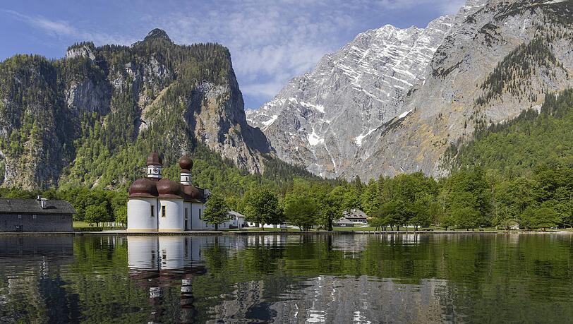 Blick auf St. Bartholomä im Königssee, ein ikonisches Fotomotiv. Blick auf St. Bartholomä im Königssee, ein ikonisches Fotomotiv.
