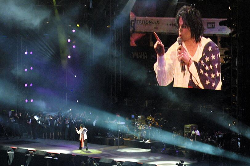 Eine Woche vor dem Erscheinen von "Invincible" trat der King of Pop bei dem Benefizkonzert "United We Stand" nach den Anschl&auml;gen vom 11. September auf.