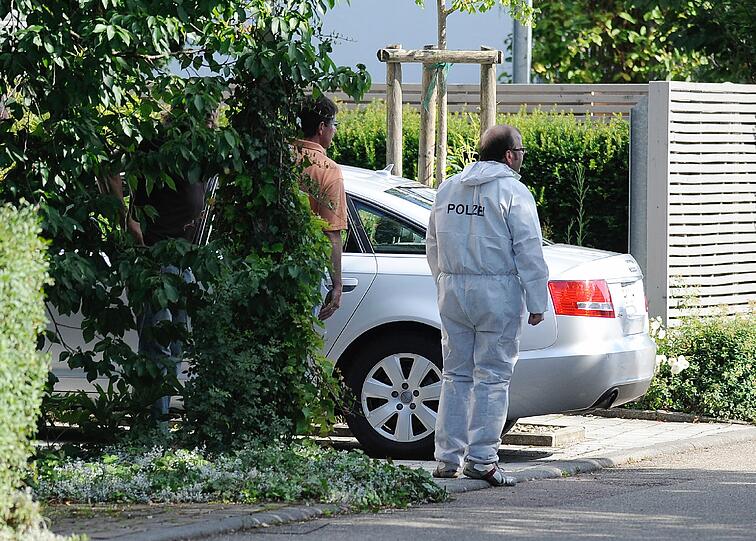 Das Haus des Sparkassendirektors Thomas Bögerl in Heidenheim-Schnaitheim ist am Montag mit heruntergelassenen Rollläden durch einen Blättervorhang zu sehen. In dem Haus wurde am Mittag die Leiche des Bankiers gefunden.
