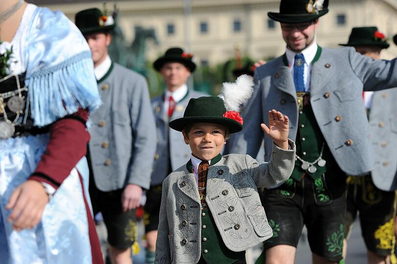 Fesch schaut er aus: Der Bub in der traditionellen Tracht!