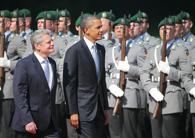 US-Präsident Obama ist im Park von Schloss Bellevue mit Bundespräsident Gauck zusammengetroffen.