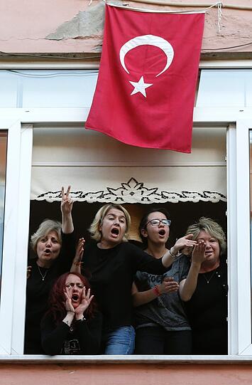 Tränengas, Wasserwerfer und Gummigeschosse - Sehen Sie hier weitere Bilder aus der Türkei.