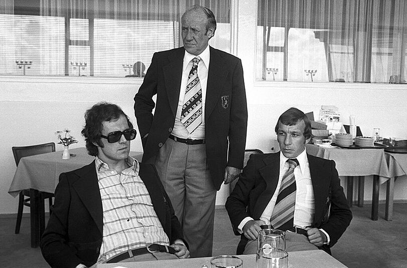 29. Mai 1974: Bundestrainer Helmut Schön mit den Nationalspielern Franz Beckenbauer (links) und Horst-Dieter Höttges in der Sportschule in Malente während der Vorbereitung auf die WM im eigenen Land.