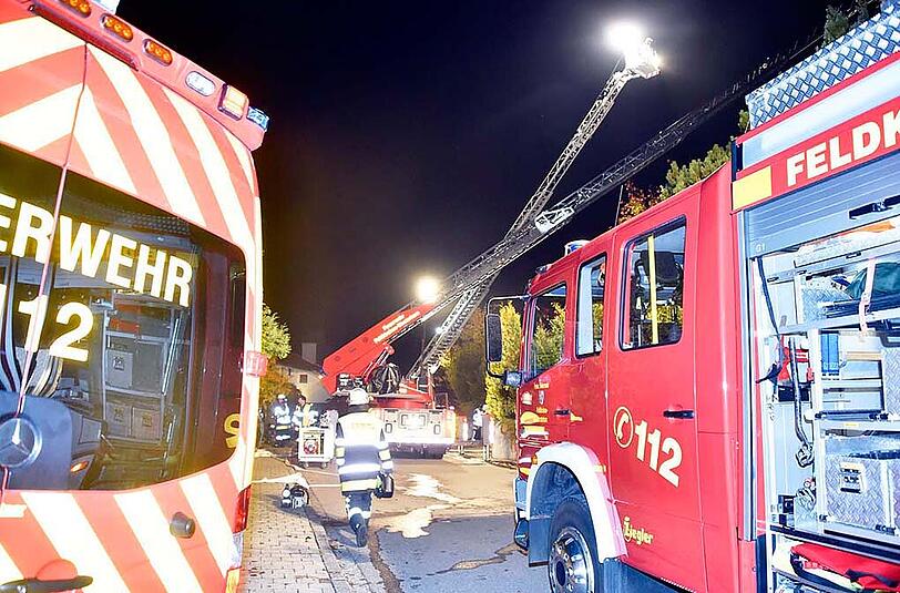 Der Einsatz dauerte mehrere Stunden - erst nach Mitternacht konnte der Dachstuhlbrand unter Kontrolle gebracht werden. Die Bilder.