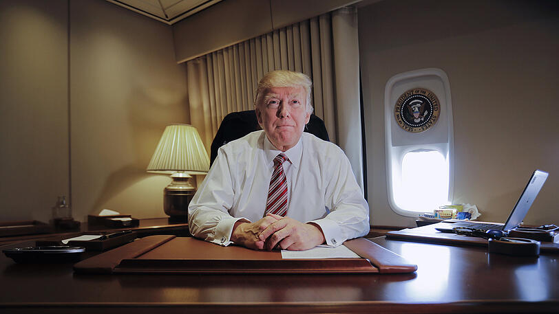 27.01.2017: US-Präsident Donald Trump sitzt an seinem Schreibtisch an Bord der Präsidenten-Maschine Air Force One.