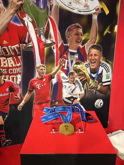 Bastian Schweinsteiger enthüllt in der Allianz Arena seinen Stern in der Hall of Fame.
