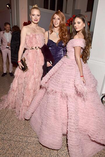 Franziska Knuppe (l.), Anna Ermakova (m.) und Carnia Zavline.