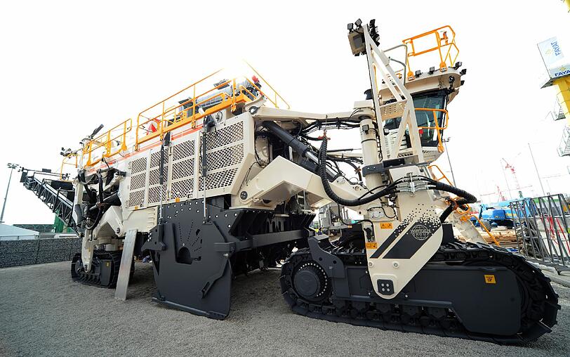 42 Meter lang: Die Minen-Raupe. Sie haben eine Mine, müssen aber erst durch diese blöde Erde, um an die Diamanten zu kommen? Der Surface Miner Surface Miner 4200 SM von Wirtgen hilft Ihnen dabei. Die 251 Tonnen schwere und 42 Meter lange Maschine reißt mit ihrer wuchtigen Walze den Boden auf und transportiert die Erde mit dem eigenen Förderband ab.