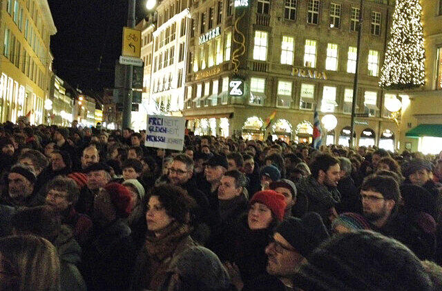 Der Max-Joseph-Platz ist voll: Tausende Münchner versammeln sich vor der Staatsoper zur Kundgebung gegen die Pegida-Bewegung.