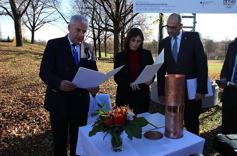 Gundsteinlegung im Olympiadorf: Minister Ludwig Spaenle, Israels Vize-Außenministerin Tzipi Hotoveli und Generalkonsul Dan Sharam (r.).
