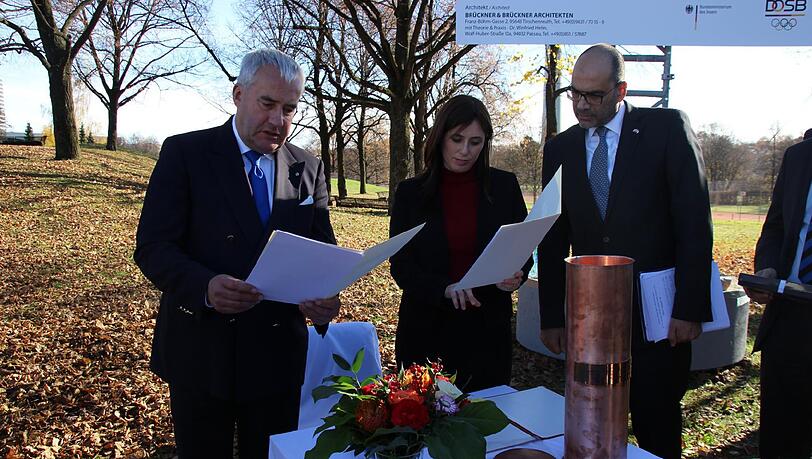 Gundsteinlegung im Olympiadorf: Minister Ludwig Spaenle, Israels Vize-Außenministerin Tzipi Hotoveli und Generalkonsul Dan Sharam (r.). Gundsteinlegung im Olympiadorf: Minister Ludwig Spaenle, Israels Vize-Außenministerin Tzipi Hotoveli und Generalkonsul Dan Sharam (r.).