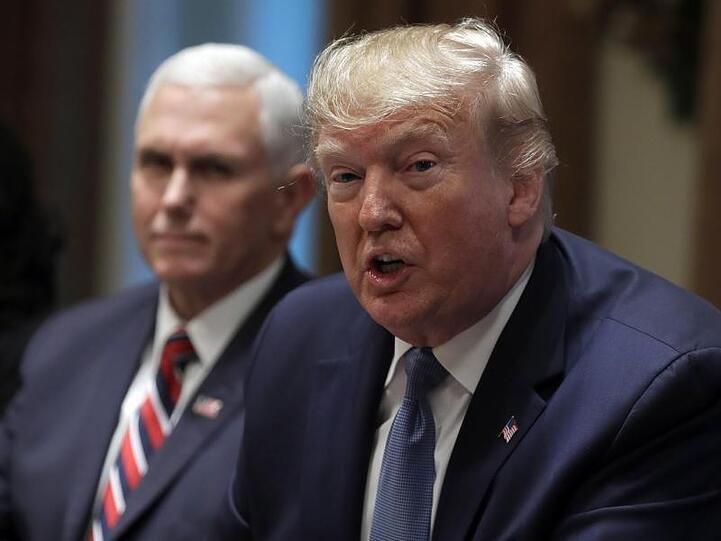 US-Präsident Donald Trump (mit Vizepräsident Mike Pence, l.) kann mit der Einigung auf die Nachfolgevereinbarung für Nafta einen wichtigen innenpolitischen Erfolg verbuchen.