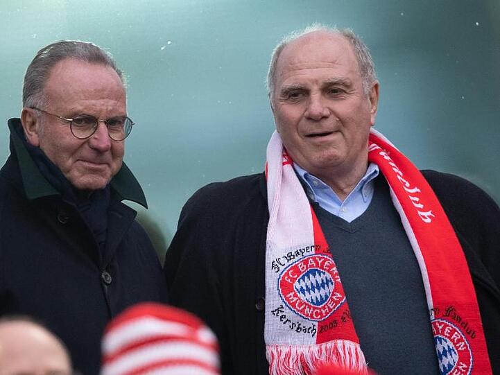 Die Bayern-Bosse Karl-Heinz Rummenigge (l) und Uli Hoeneß planen eifrig die nächste Saison.