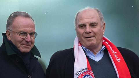 Die Bayern-Bosse Karl-Heinz Rummenigge (l) und Uli Hoeneß planen eifrig die nächste Saison.