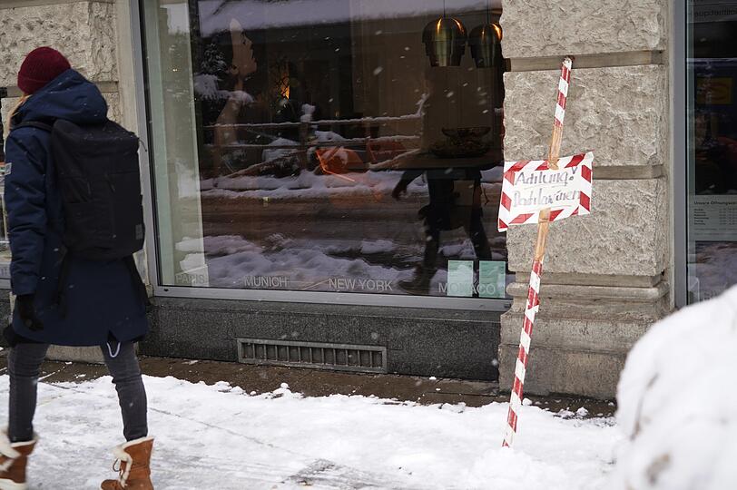 Ein Geschäft in München weist auf eine potentielle Lawinengefahr hin.