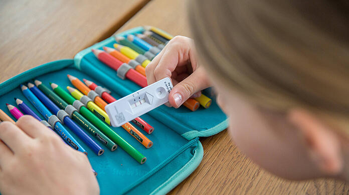 Eine Zeit lang mussten sich Kinder in der Schule gegen das Coronavirus testen. (Symbolbild)