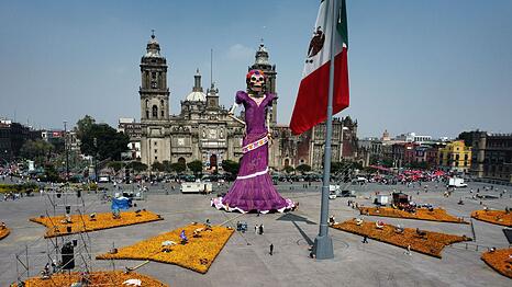 Zehntausende orangefarbene Cempas&uacute;chil-Blumen schm&uuml;cken den Z&oacute;calo-Platz.