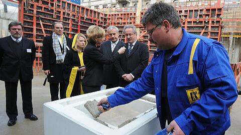 Polier Franz Leitl verschließt am Freitag in der Baugrube des NS-Dokumentationszentrums in der Arcisstraße den Grundstein. Mehr als 65 Jahre nach Kriegsende wurde der Grundstein für ein Dokuzentrum gelegt. Das 28,2 Millionen Euro teure Zentrum soll 2014 eröffnet werden.