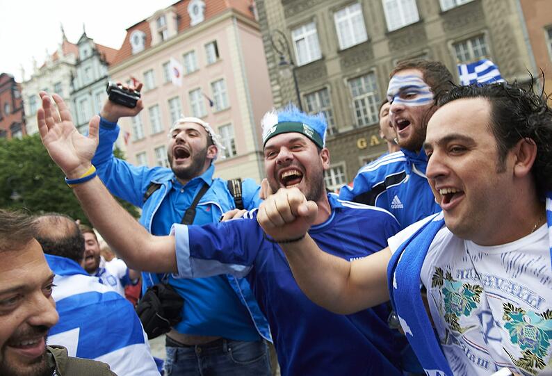 Hier kommen die Fans: Deutsche und griechische Anhänger feiern in Danzig.