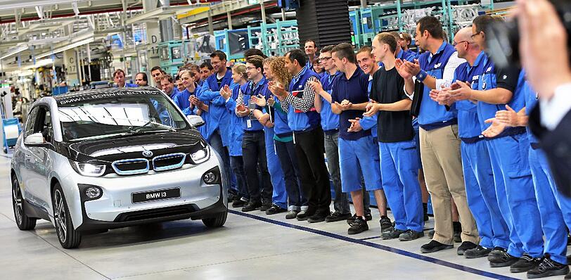 BMW-Mitarbeiter verfolgen den Produktionsstart des Elektrowagens i3 am 18.September in Leipzig. Der i3 ist der erste in Großserie gefertigte BMW mit Elektroantrieb.